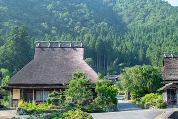 かやぶき屋根の家