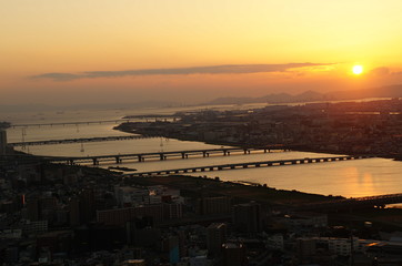 Sonnenuntergang in Osaka vom Umeda Sky Building aus