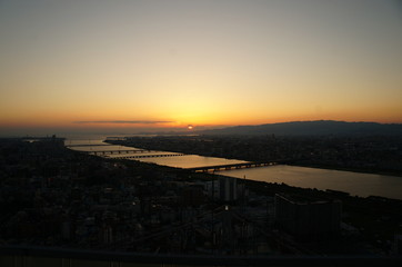 Sonnenuntergang in Osaka vom Umeda Sky Building aus