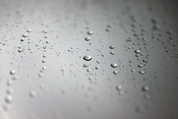 regentropfen grauer hintergrund
