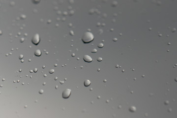 regentropfen an fensterscheibe