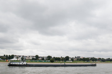 ein transport schiff mit container beladen auf dem rhein in d&uuml;sseldorf deutschland fotografiert w&auml;hrend einer sightseeing boottour auf dem rhein in d&uuml;sseldorf deutschland mit weitwinkelobjektiv