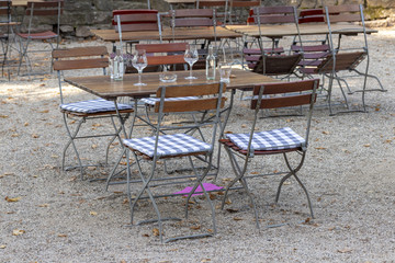 Gläser und Flaschen auf einem Tisch im Biergarten