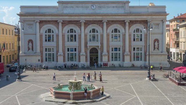 piazza pubblica italiana con fontana - Time lapse
