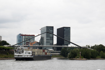 Fototapeta premium ein transport schiff auf dem rhein in düsseldorf deutschland fotografiert während einer sightseeing boottour auf dem rhein in düsseldorf deutschland mit weitwinkelobjektiv