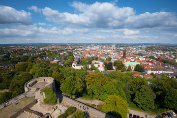 Fototapeta na wymiar Blick von der Sparrenburg auf Bielefeld