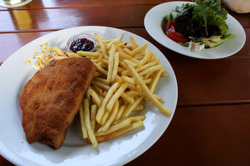 Schnitzel Cordon Bleu mit Pommes und Preiselbeeren