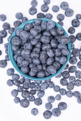 Frische reife Heidelbeeren isoliert auf weißem Hintergrund