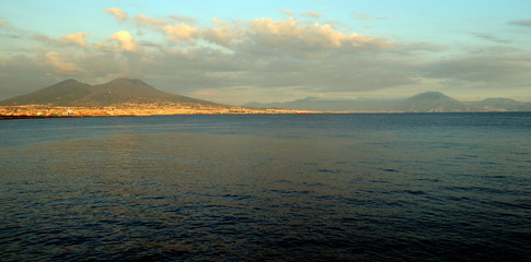 Hafen in Neapel am Abend