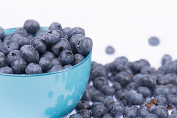 Frische reife Heidelbeeren isoliert auf weißem Hintergrund