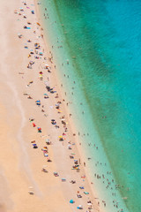 Vogelperspektive von Personen am Strand mit blauem Wasser, Kefalonia, Griechenland