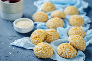 Italian sesame cookies with sesame seeds