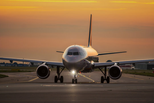 Aircraft taxiing to the runway 