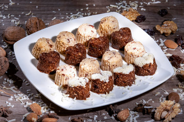 Trufas crudiveganas con almendras activadas, girasol activado, coco, azucar mascabo y cacao amargo.