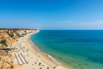 Praia da Falésia bei Albufeira als einer der längsten Strände der Algarve