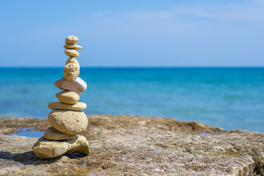Steinm&auml;nnchen an der portugiesischen K&uuml;ste mit Atlantik im Hintergrund