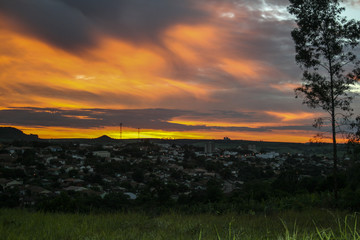 vista de cidade, com céu colorido pelo sol 