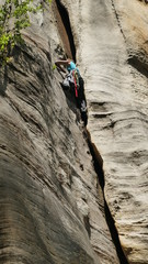 Wspinaczka na jedną ze skał w Kamiennym Mieście Ardspach w Czechach. Zajęcie sportowe.