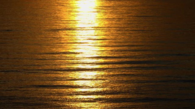 Sonnenuntergang bei stiller See auf Sylt mit D&uuml;nengras