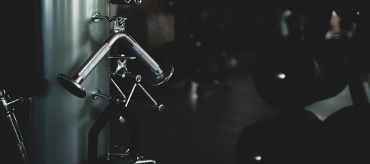 Fitnessstudio, Geräte und Gewichte mit Textfreiraum 