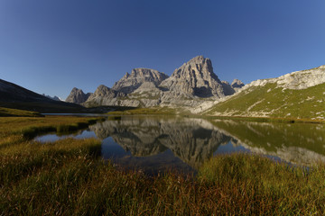 riflessi delle montagne in un piccolo laghetto nelle dolomiti