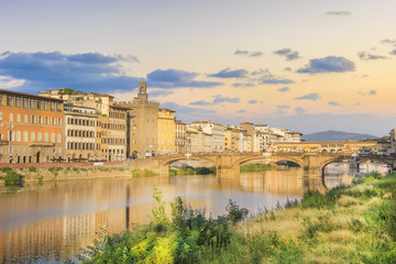 Obraz premium Beautiful view of the Ponte Vecchio bridge across the Arno River in Florence, Italy