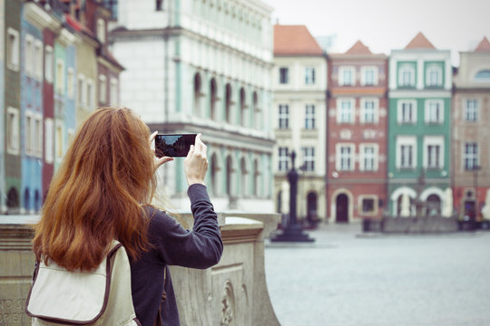 girl making a photo shoot of main square Rynek