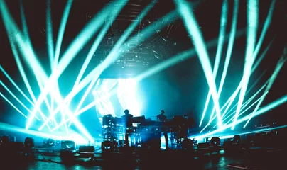 Abwaschbare Fototapete Sihouette einer Musikband in einem Konzert voller Lichter © Cristian