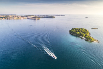 Fototapeta premium Kroatien, Istrien, Rovinj, Luftaufnahme mit Inseln und Boot
