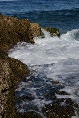 Fototapeta premium waves crashing on rocks