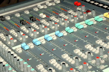 Sound mixing console