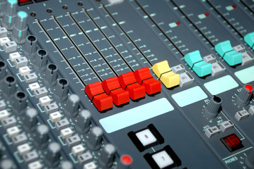 Sound mixing console