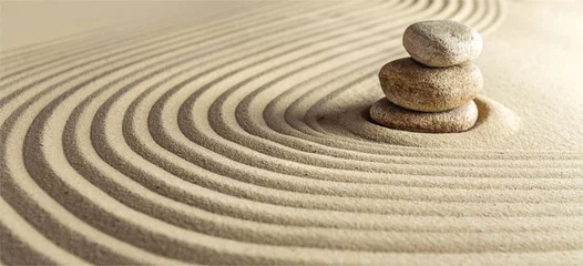 Selbstklebende Fototapete Steine​ im Sand Japanischer Zen-Garten mit Steinen in geharktem Sand