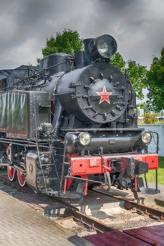 Front view of an old-fashioned steam locomotive © Oleg1824f