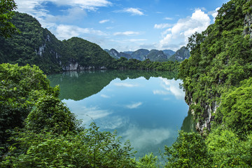 Fototapeta na wymiar 베트남 하롱베이 티톱섬 정상 풍경