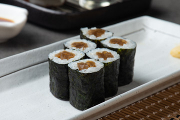 tuna maki sushi roll