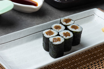 tuna maki sushi roll