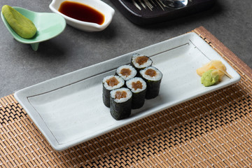Fototapeta na wymiar tuna maki sushi roll