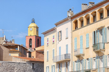 Fototapeta na wymiar Altstadt von St. Tropez mit Kirchturm, Côte d’Azur / Frankreich 