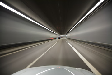 Schnelle Fahrt im Auto durch einen Tunnel