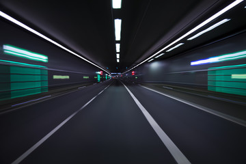 Fototapeta na wymiar Auto fährt schnell durch Tunnel