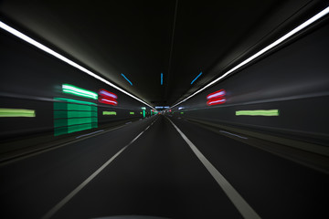 Fahrt mit dem Auto im Tunnel