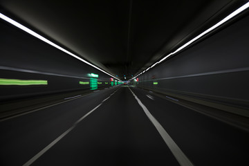 Autofahrt durch einen Tunnel 