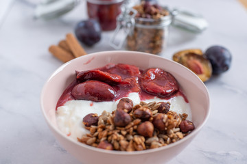 Joghurt mit Müsli und Pflaumen Kompott 