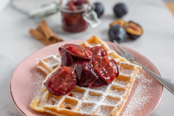 Waffeln mit Zwetschgenröster 