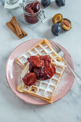 Waffeln mit Zwetschgenröster 