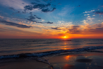 Obraz na płótnie Canvas Amazing colorful sunrise at sea