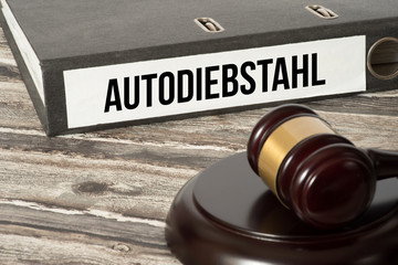 Ein Richterhammer und Aktenordner mit dem Aufdruck Autodiebstahl