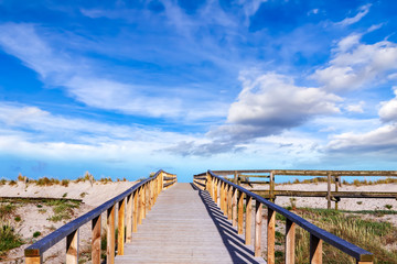 Obraz premium Wooden walkway to the sea at costa nova in Portugal