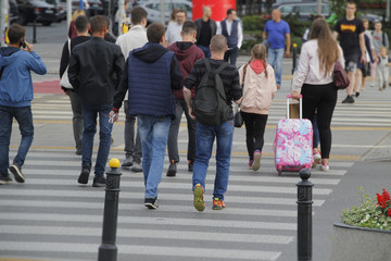 Grupo de personas cruzando la calle en el centro de Varsovia, Polonia